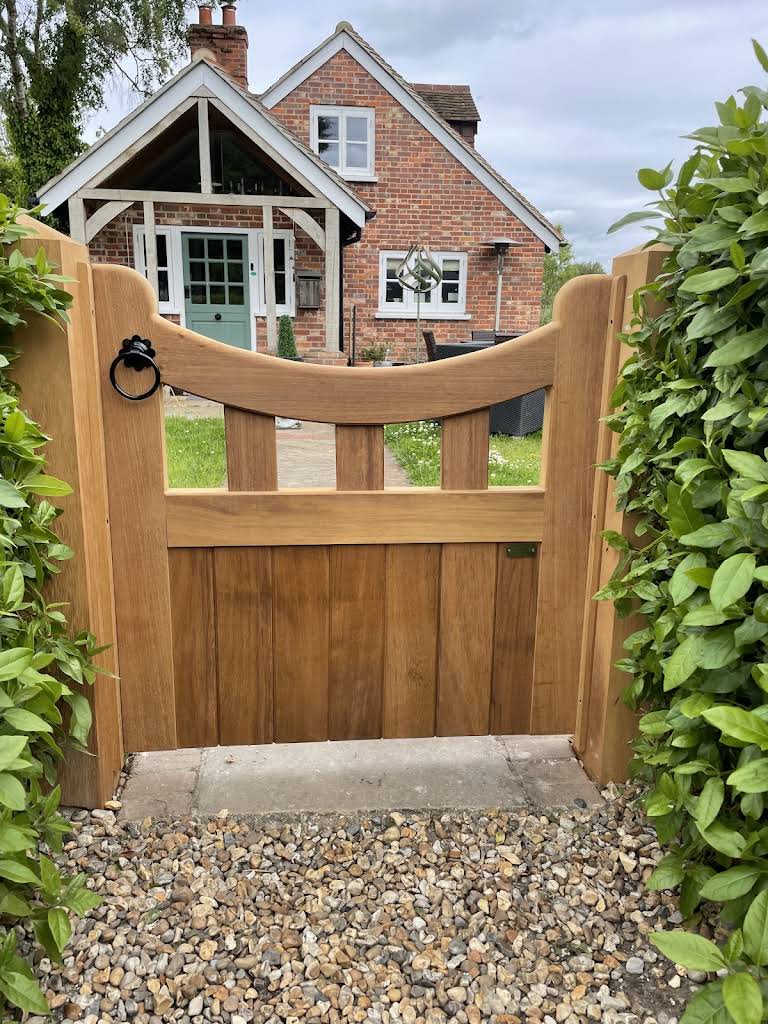 Wooden garden gate installers in Basingstoke